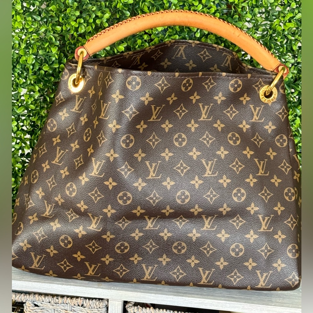 Pre owned Louis Vuitton Artsy MM
